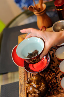 Необходимую порцию чая насыпаем в гайвань