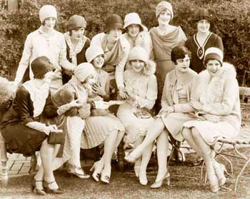 Мэри Пикфорд с подругами на чайной вечеринке, 1928 год